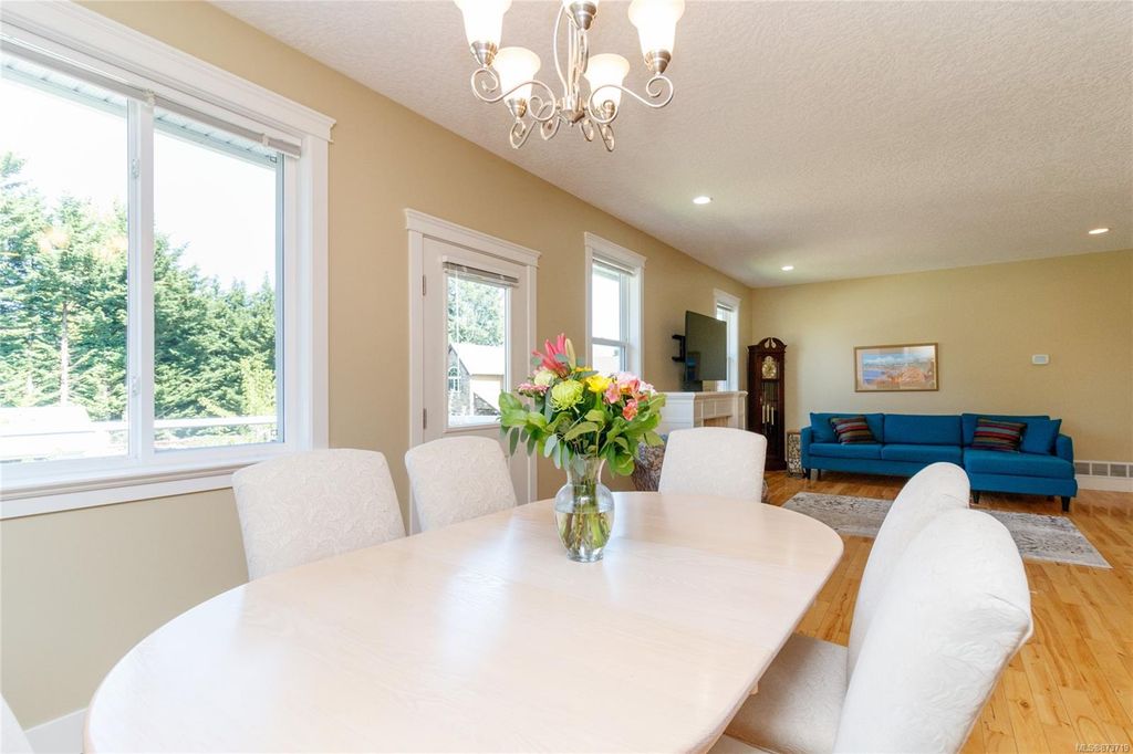 listing image 16041078672821871989