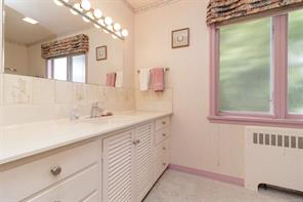 listing image 16047679200570943958