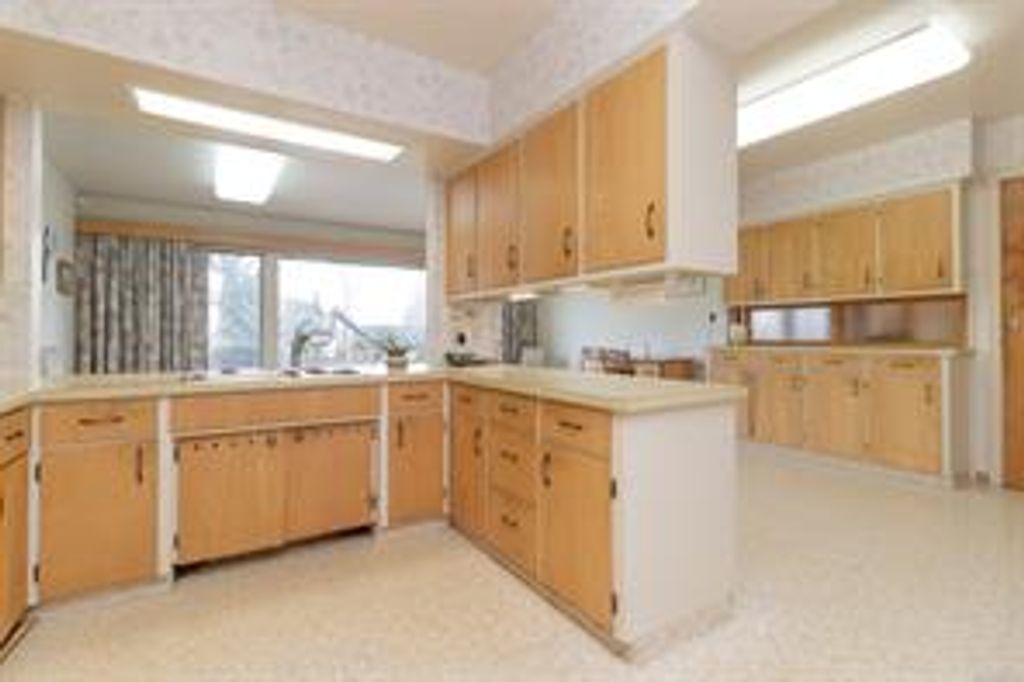 listing image 16045268204086576192