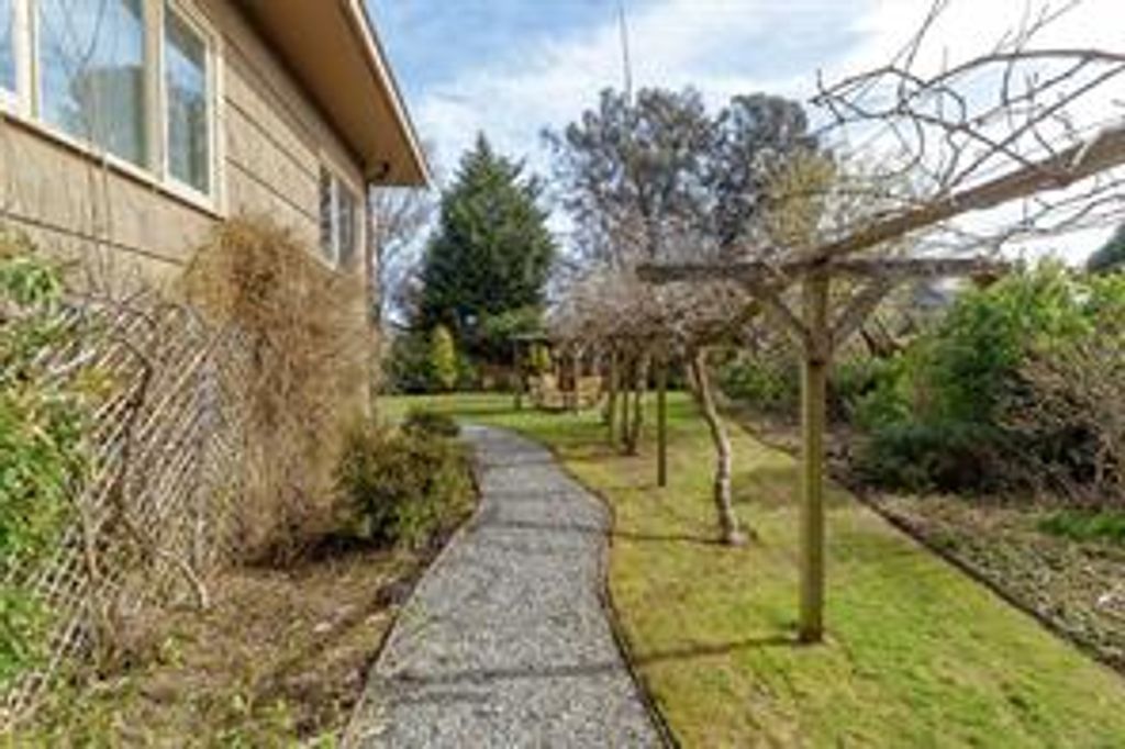 listing image 16048432464973082685