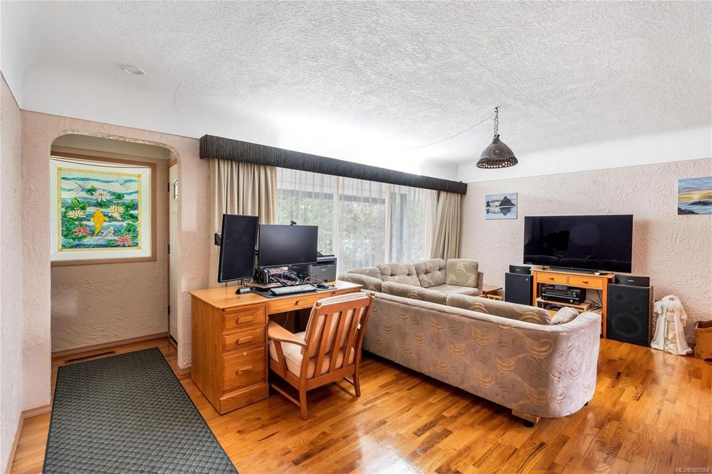 listing image 16049280643479815723