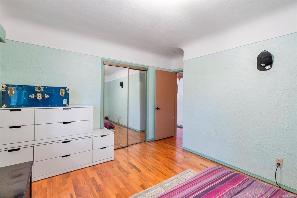 listing image 16048340137757168442
