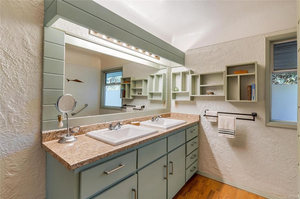 listing image 16045802811190208628