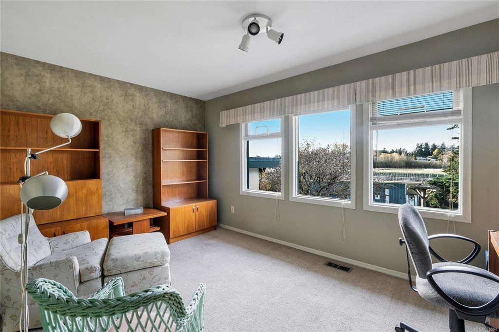 listing image 16042296791627547243
