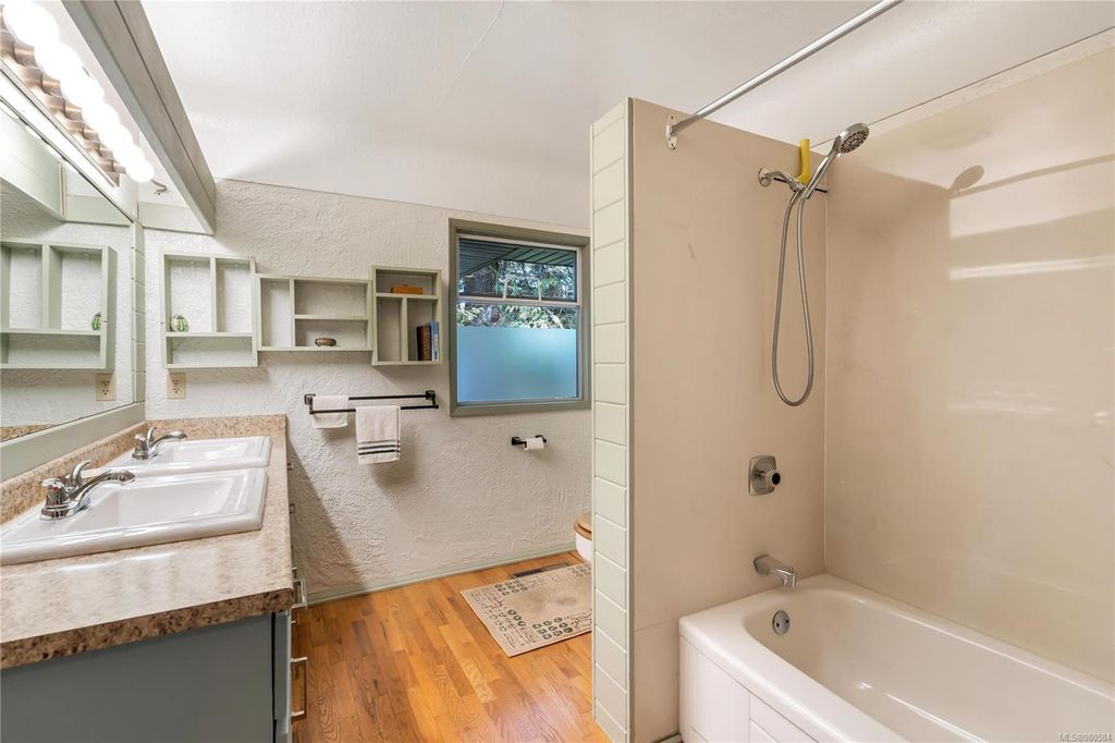 listing image 16044651300256286339