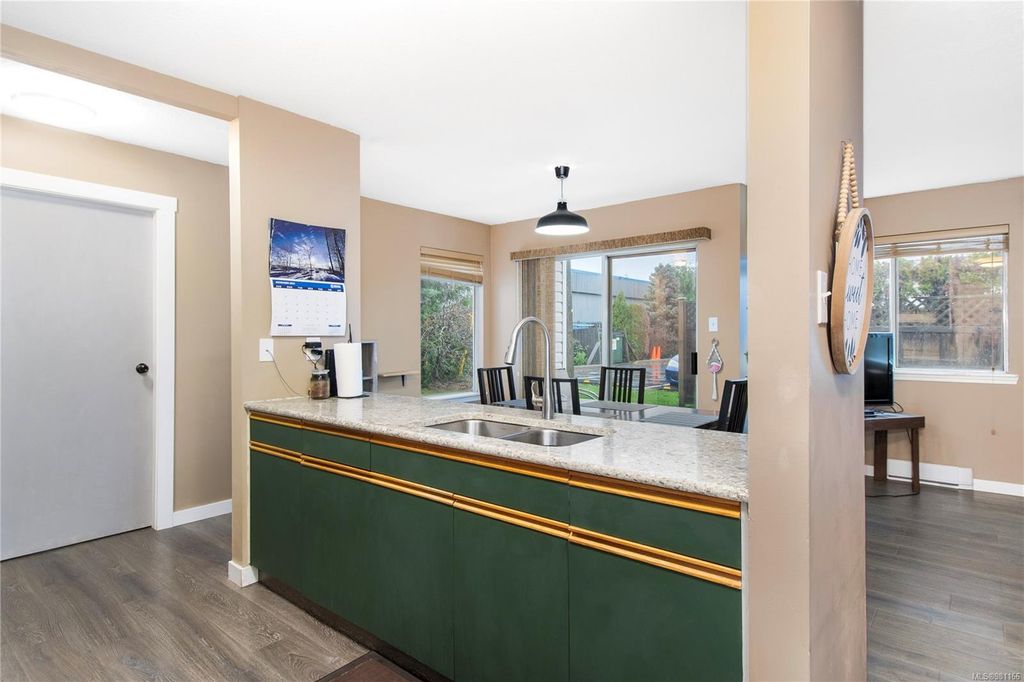 listing image 16044731976751974747