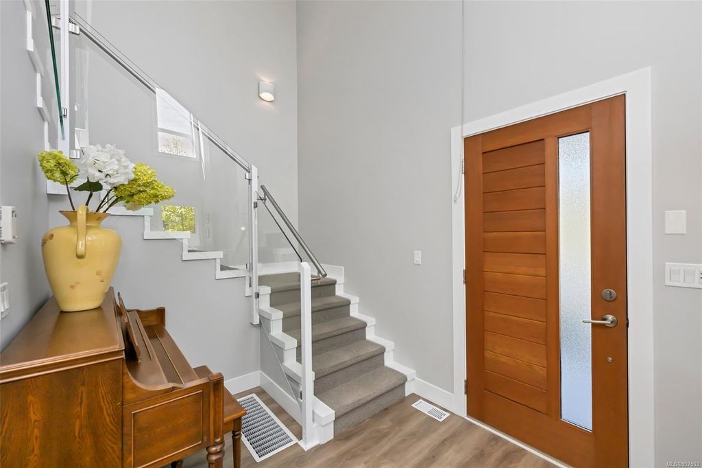 listing image 16045975805539721464