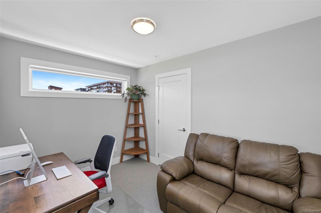listing image 16048776534664613563