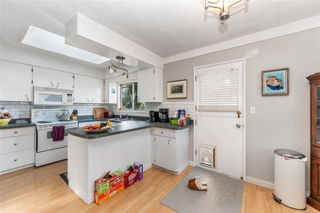 listing image 16047101884514225762