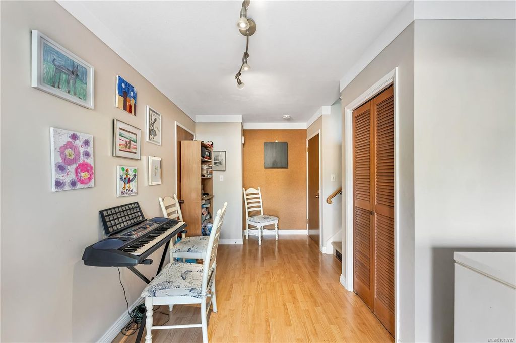 listing image 16043198692601905450