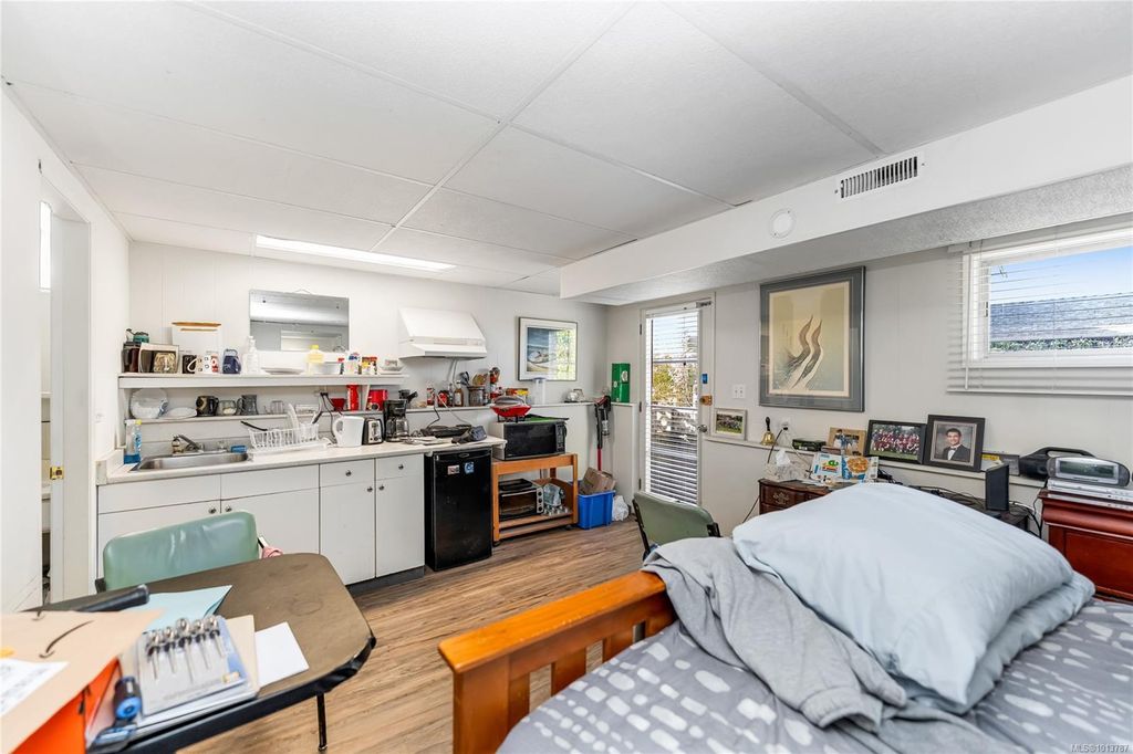 listing image 16040767813747246306