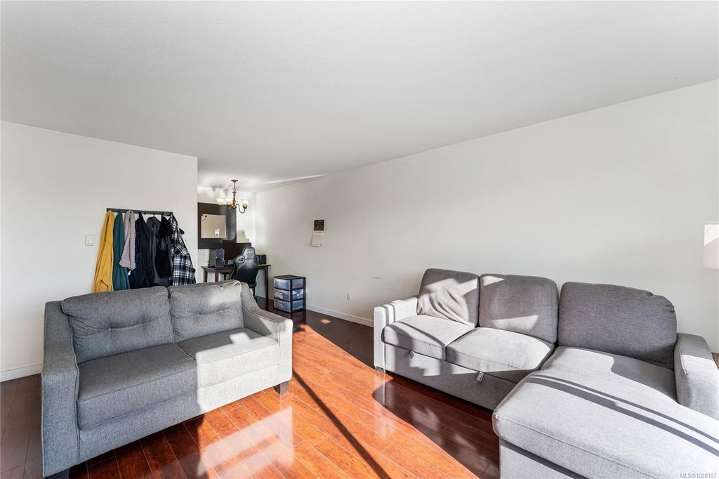 listing image 16047722428216428588