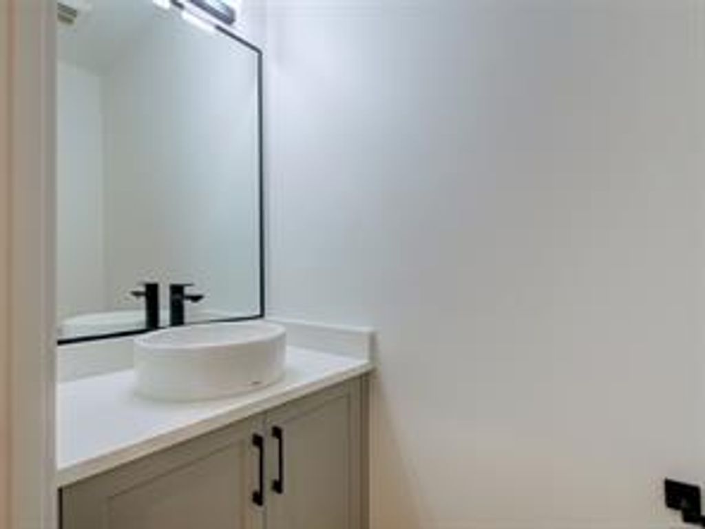 listing image 16048531207823032292