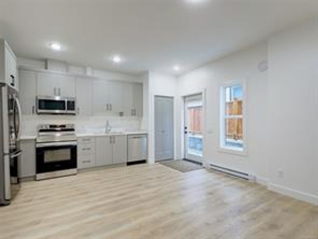 listing image 16041044583623430593