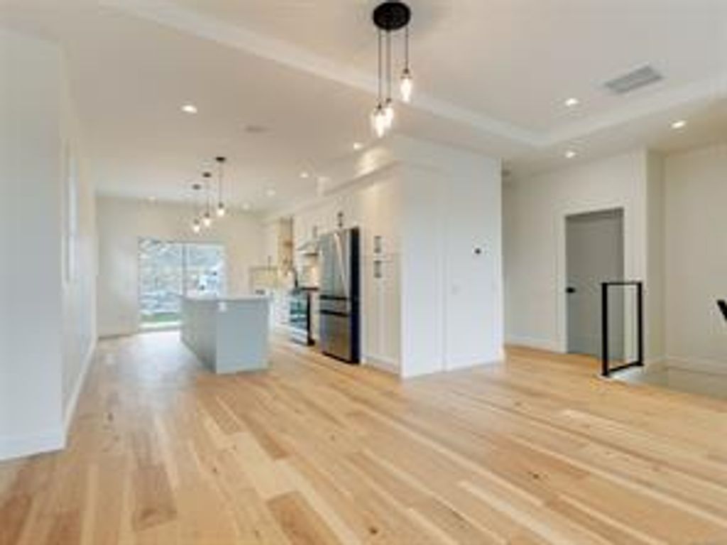 listing image 16048590960770030899