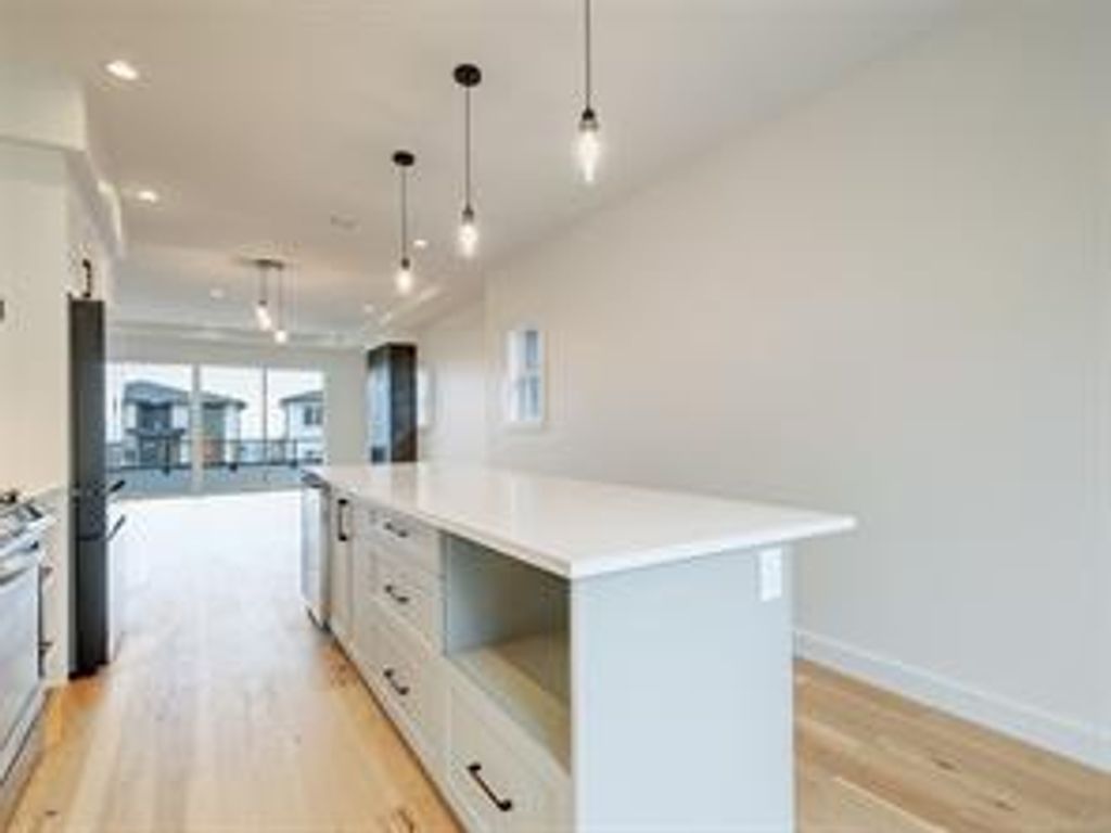 listing image 16041840935126770226