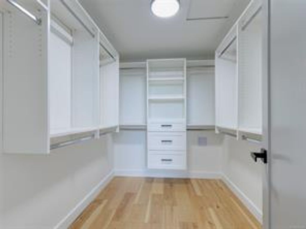 listing image 16046002316025111947