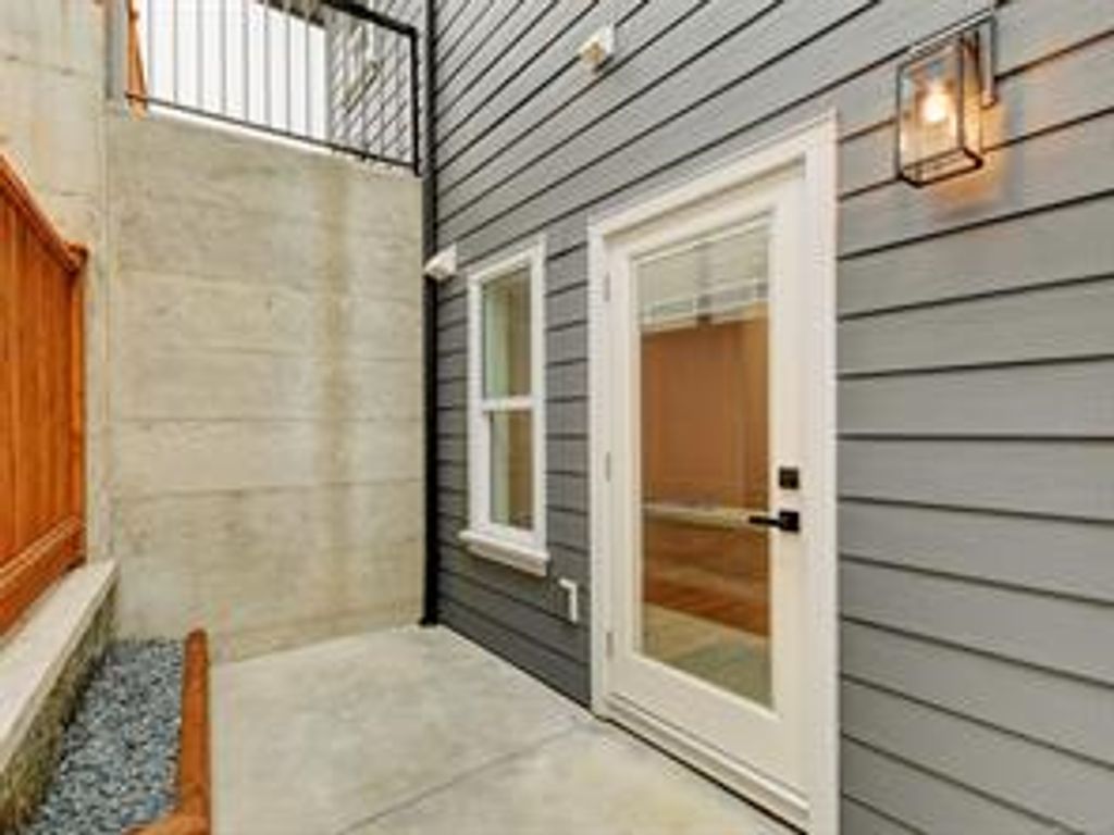 listing image 16040656508606610466