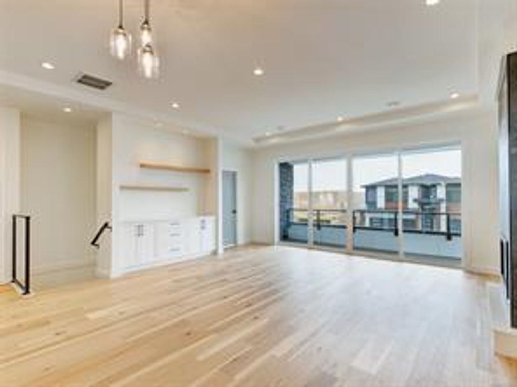 listing image 16049065741718282402