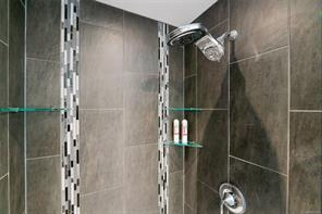 listing image 16043678057650464516