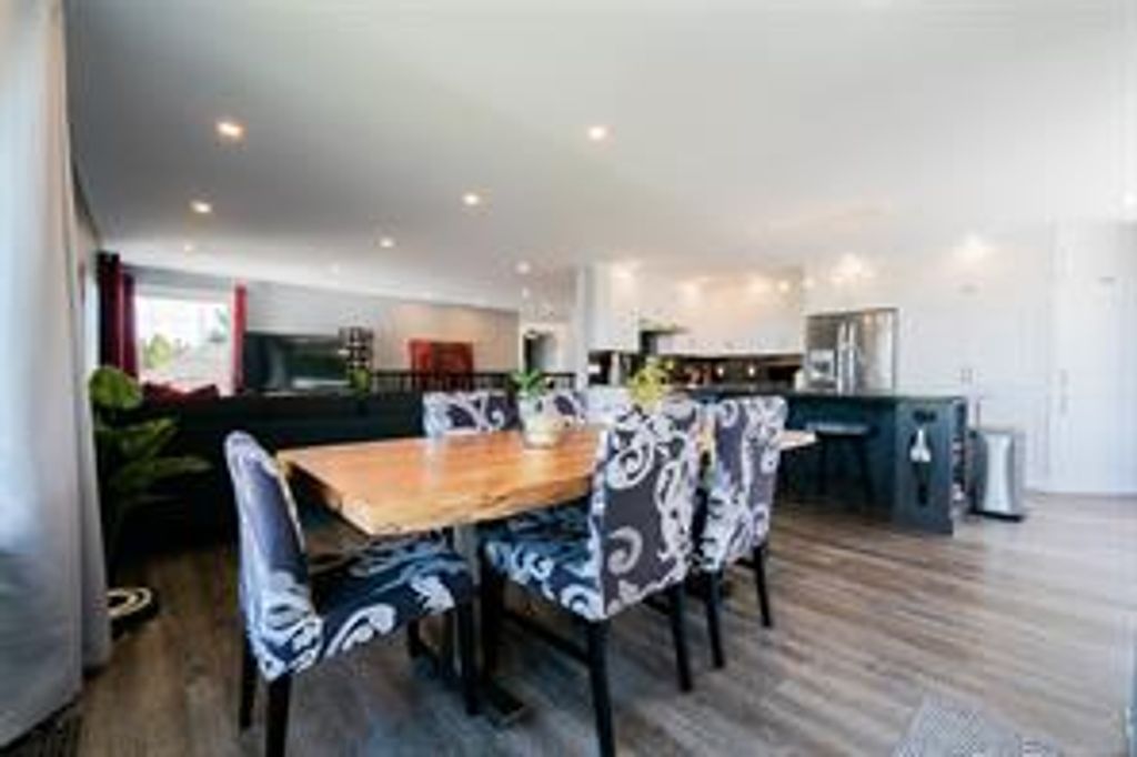listing image 16043936834860176996