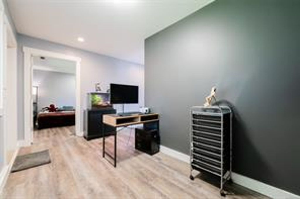 listing image 16040579329984837800