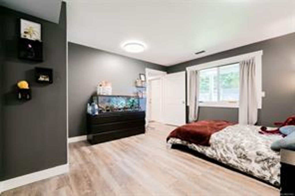 listing image 16040870795881370588