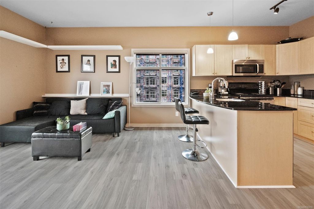 listing image 16042683941229