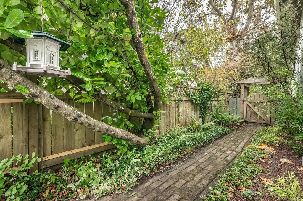 listing image 16046786526032798080