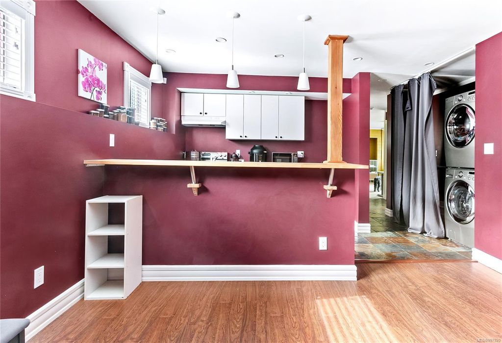 listing image 16047184281649044374