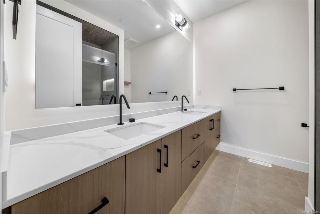listing image 16049087137274305798