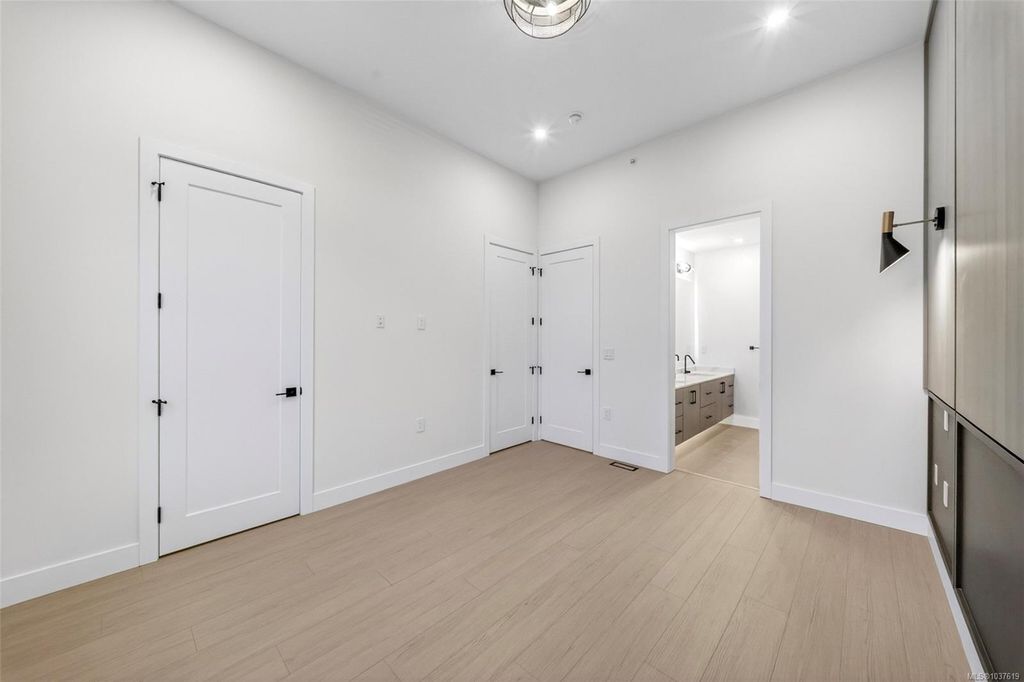 listing image 16047854971568187041