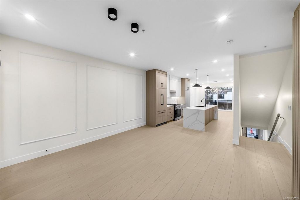 listing image 16047338794438910474
