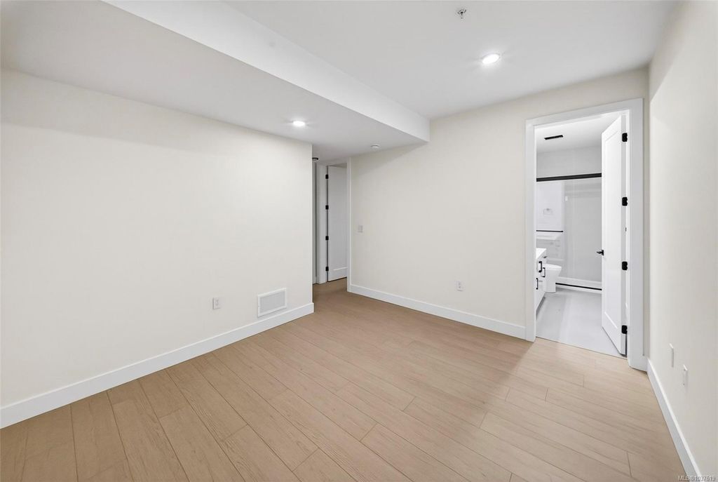 listing image 16041184351525560705