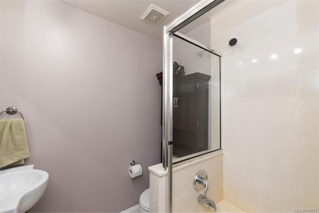 listing image 16040988861589818715
