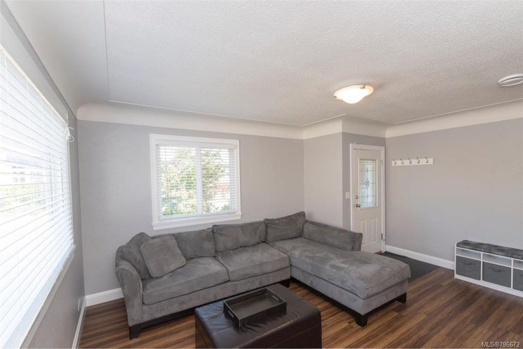 listing image 16047031728566302243