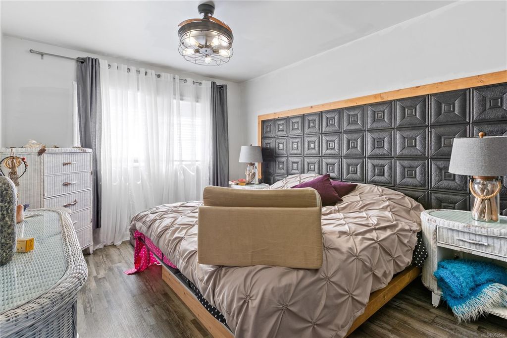 listing image 16042943316648565544