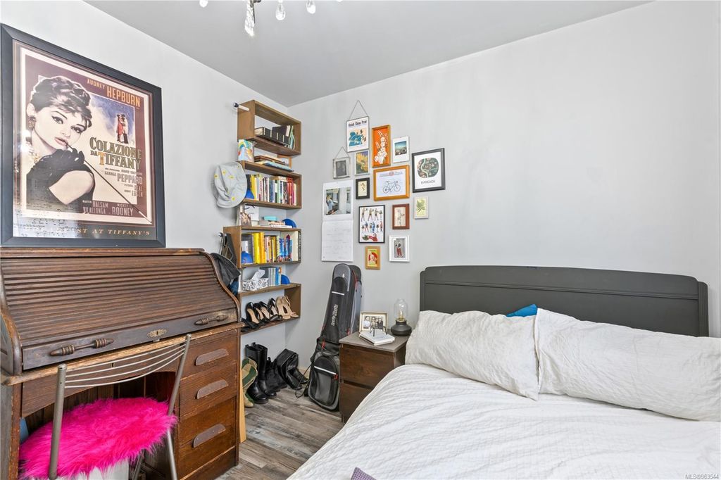 listing image 16047176814348642839