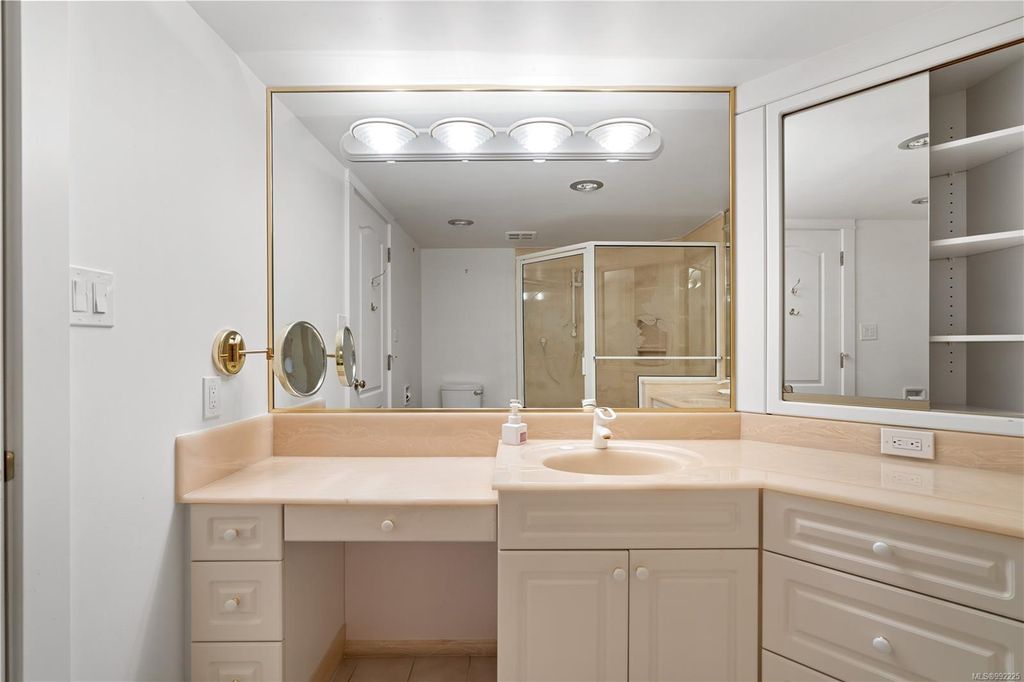 listing image 16043389409733659793
