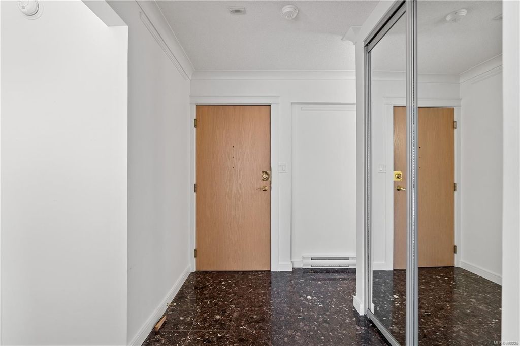 listing image 16041358073050468045