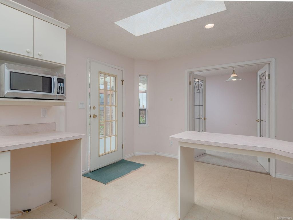 listing image 16043388265085