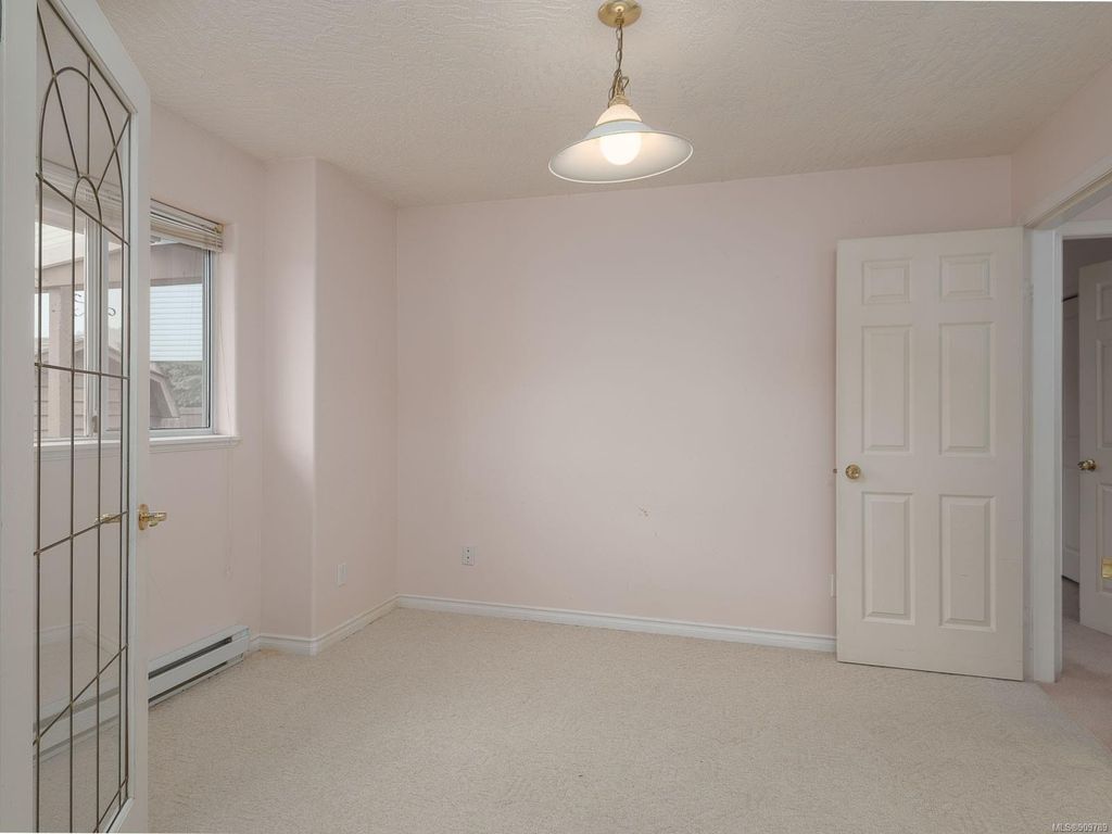 listing image 16042995740132