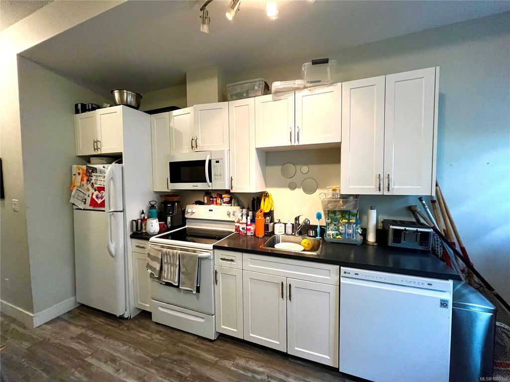 listing image 16047341886675068161