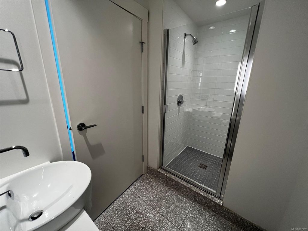 listing image 16042093353286966431