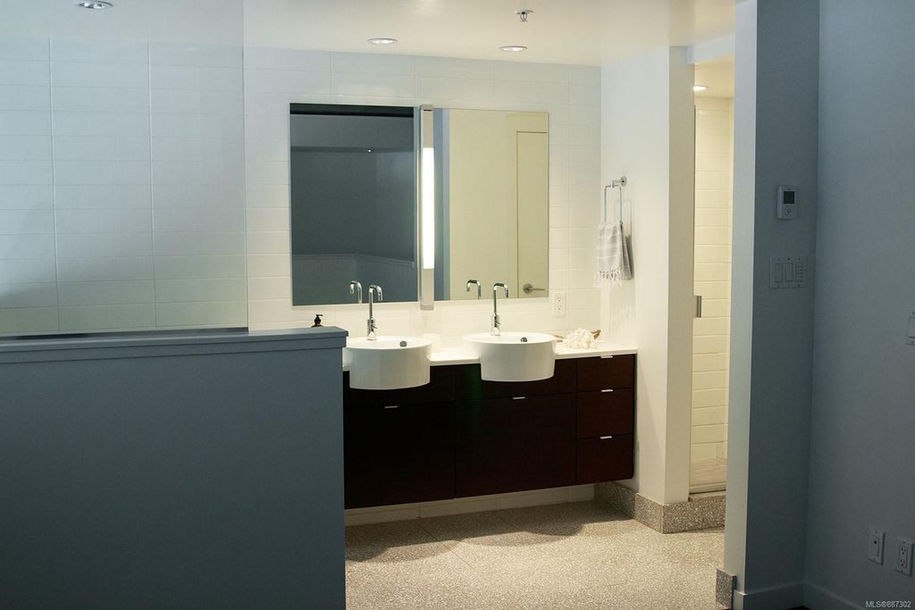 listing image 16047978496645097456