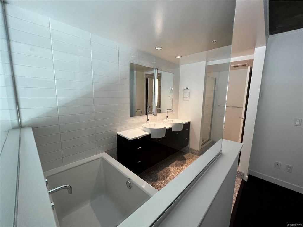 listing image 16044100868256742509