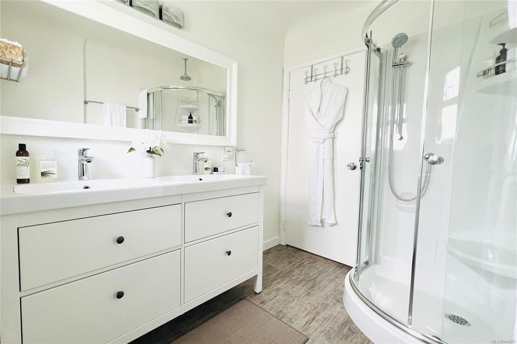 listing image 16046327929445425798