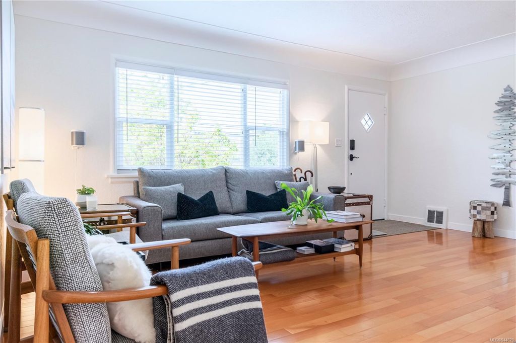 listing image 16046085643842099206