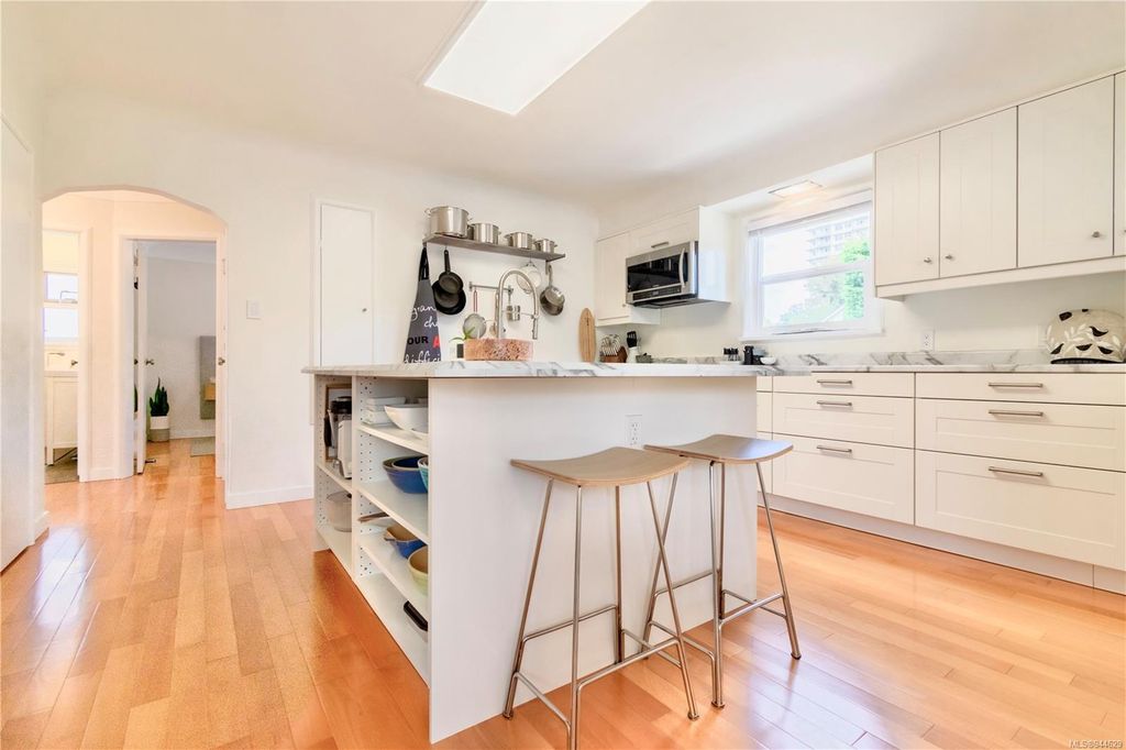 listing image 16046447044360040046