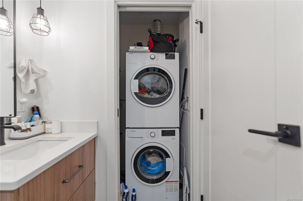 listing image 16041369986093615420